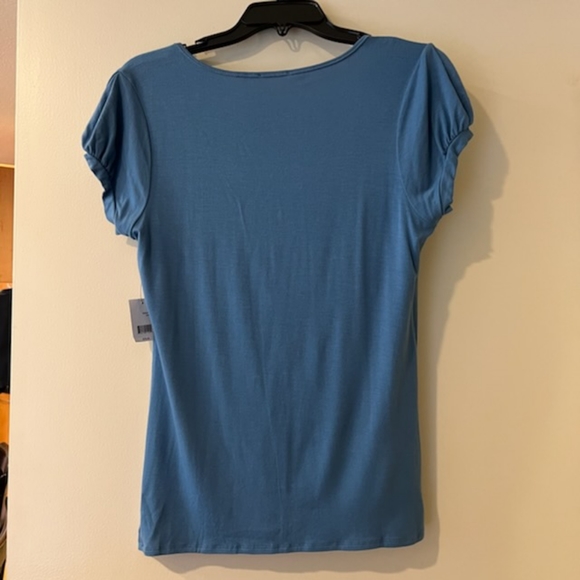 TAHARI SHORT SLEEVE BLUE VNECK TOP NWT SIZE MEDIUM - Picture 3 of 14